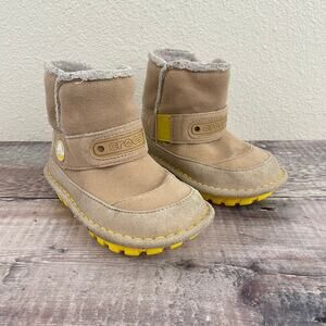 Crocs Faux Fur Boots Childrens Size 9 Sherpa Lined Snow Warm READ CONDITION
